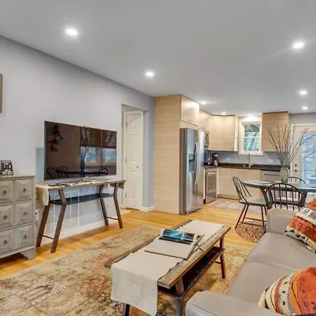 2Br Dog-Friendly Apt In 2-Fam Home - Comfy Retreat